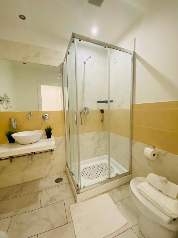 Camera Familiare con Bagno Privato